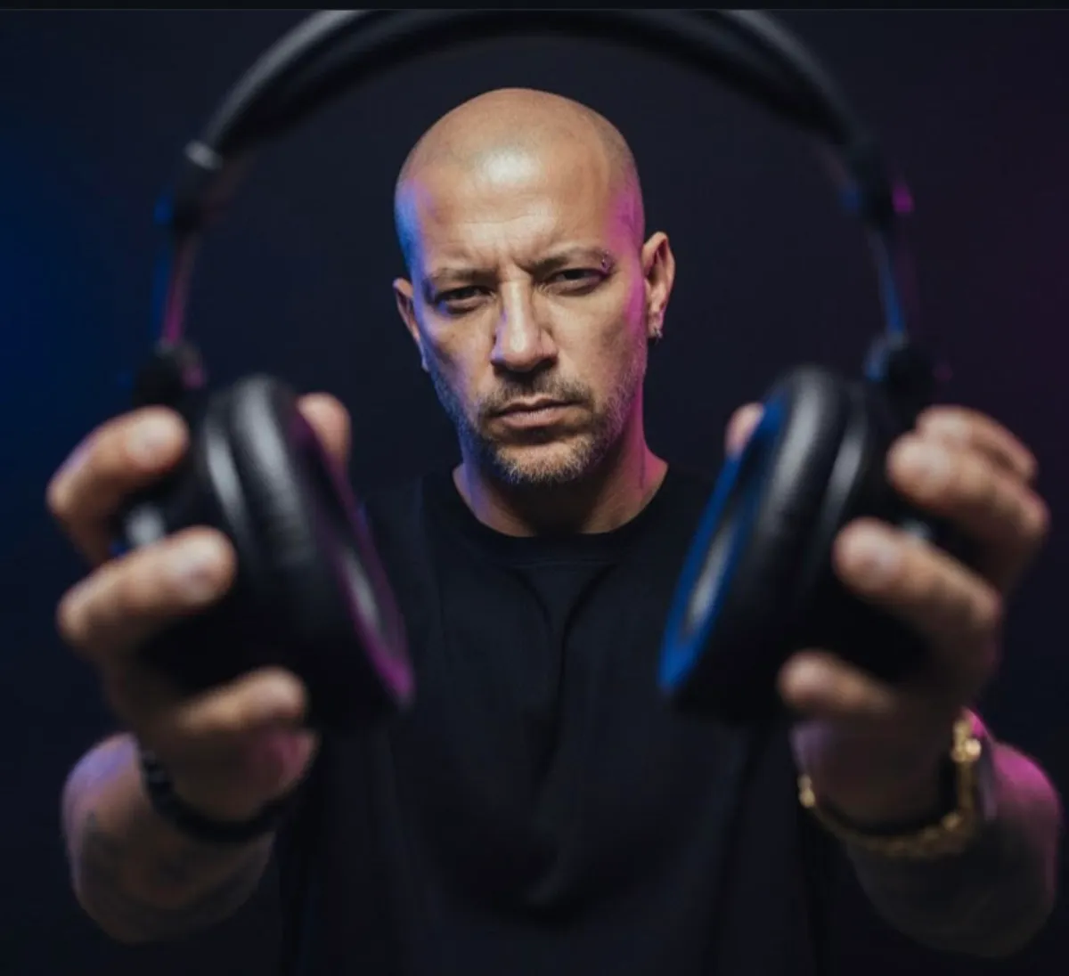 Do Hit "Vou Desafiar Você" ao Futuro: DJ Detonna Lança Clipe 100% Criado por Inteligência Artificial