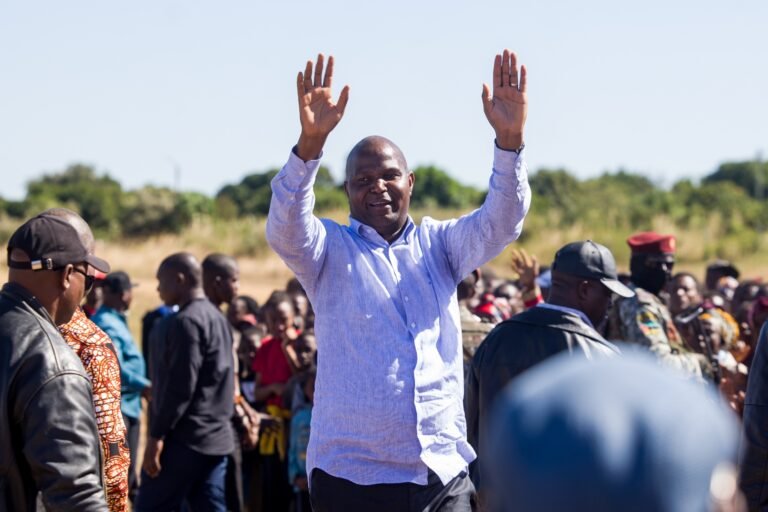 Presidente da República saúda a população do distrito de Cuamba à chegada para o início da visita de trabalho à província de Niassa no âmbito da Presidência Aberta Inclusiva1