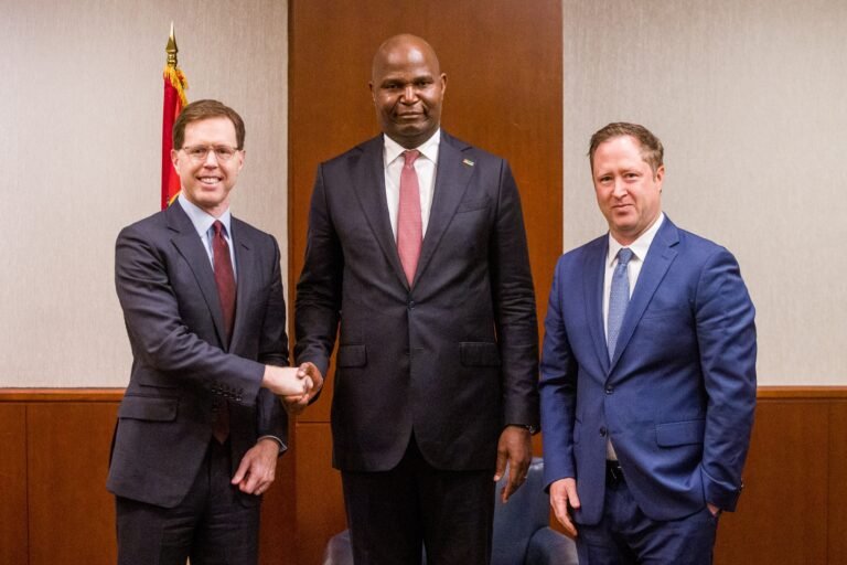 Presidente da República recebe em audiência em Washington o Presidente de Negócios Internacionais da ACROW Bridge1